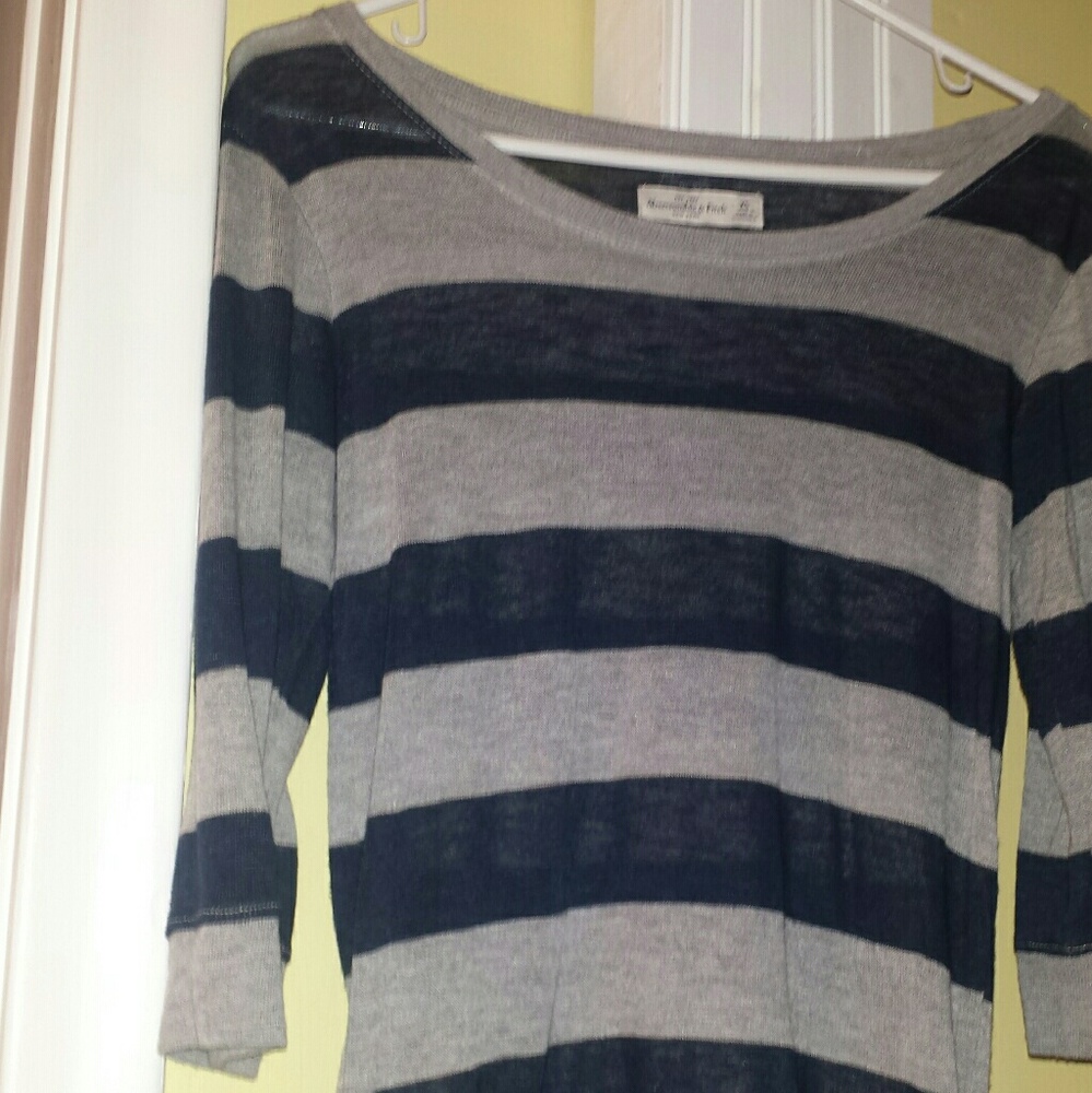Light 3/4 arm Abercrombie sweater